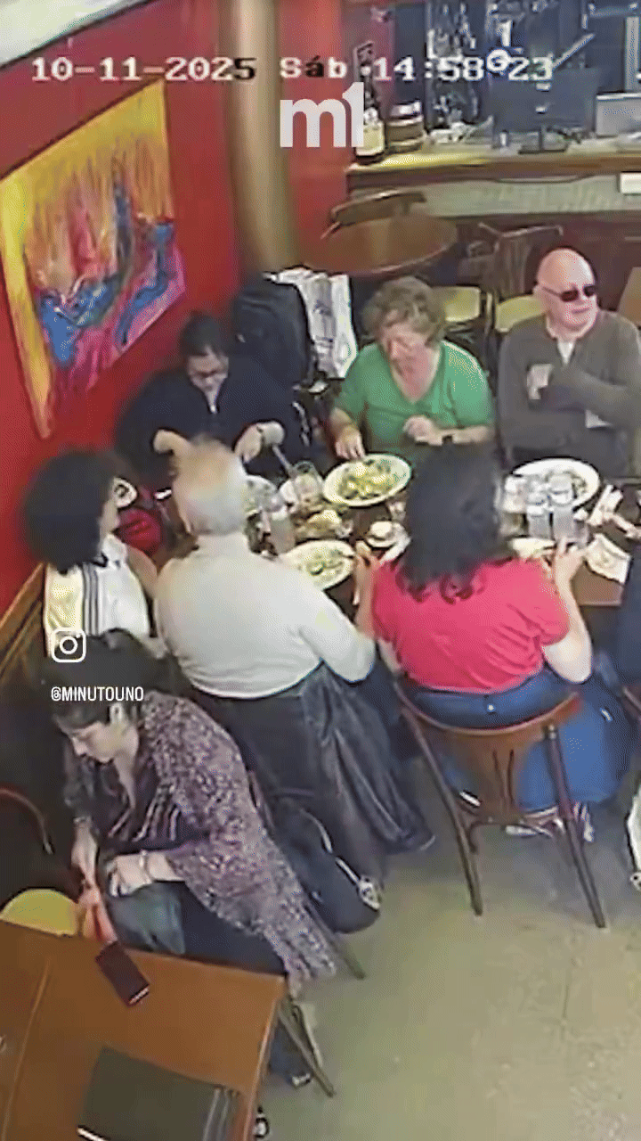 Người phụ nữ ra tay ăn cắp túi của khách trong quán ăn, tinh vi đến mức cả bàn không ai phát hiện Ảnh 4