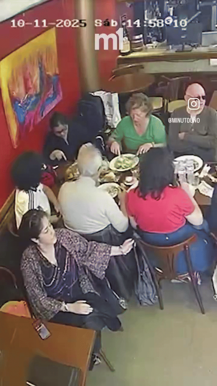 Người phụ nữ ra tay ăn cắp túi của khách trong quán ăn, tinh vi đến mức cả bàn không ai phát hiện Ảnh 2