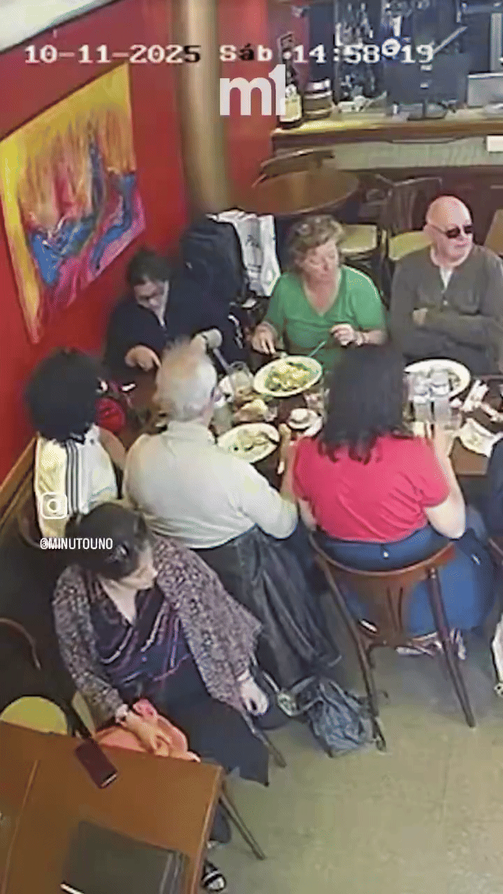 Người phụ nữ ra tay ăn cắp túi của khách trong quán ăn, tinh vi đến mức cả bàn không ai phát hiện Ảnh 3