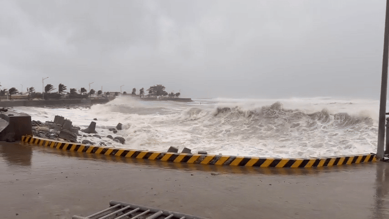 Sóng quật mạnh trên đảo Lý Sơn chiều 6/11. 