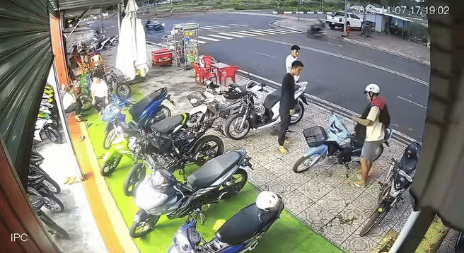 Tình huống va chạm giao thông xảy ra bất ngờ khiến nhóm thanh niên đang xem xe phải bỏ chạy tán loạn để tránh thiệt thân. Ảnh cắt từ clip