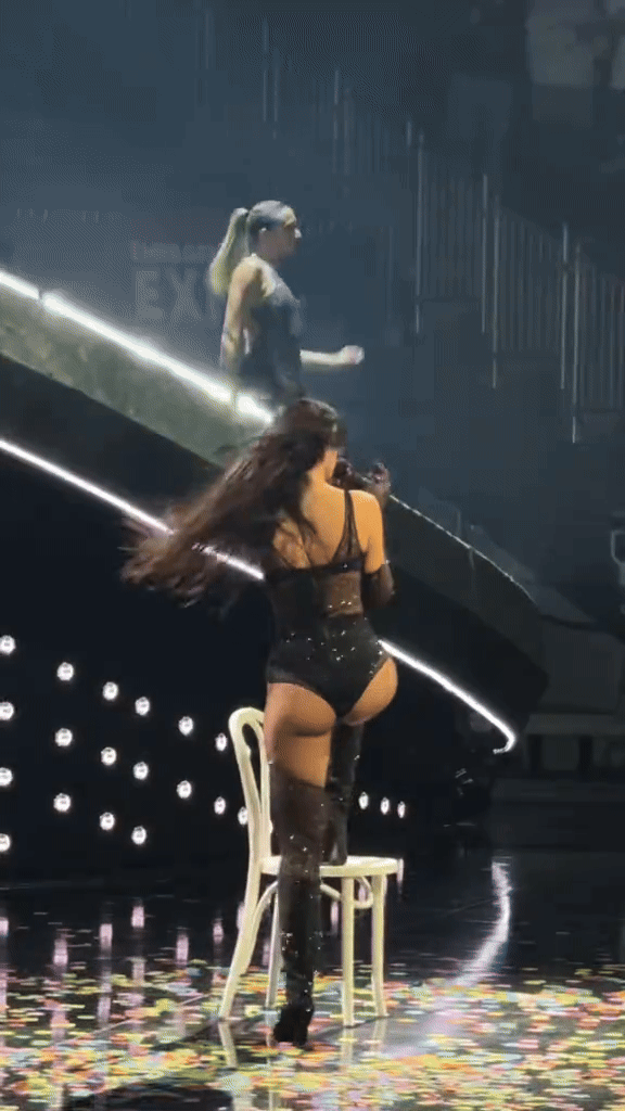 Nữ ca sĩ diện đồ ren xuyên thấu khoe cơ thể phồn thực, khán giả khen 'hở nhưng không phản cảm' Ảnh 2