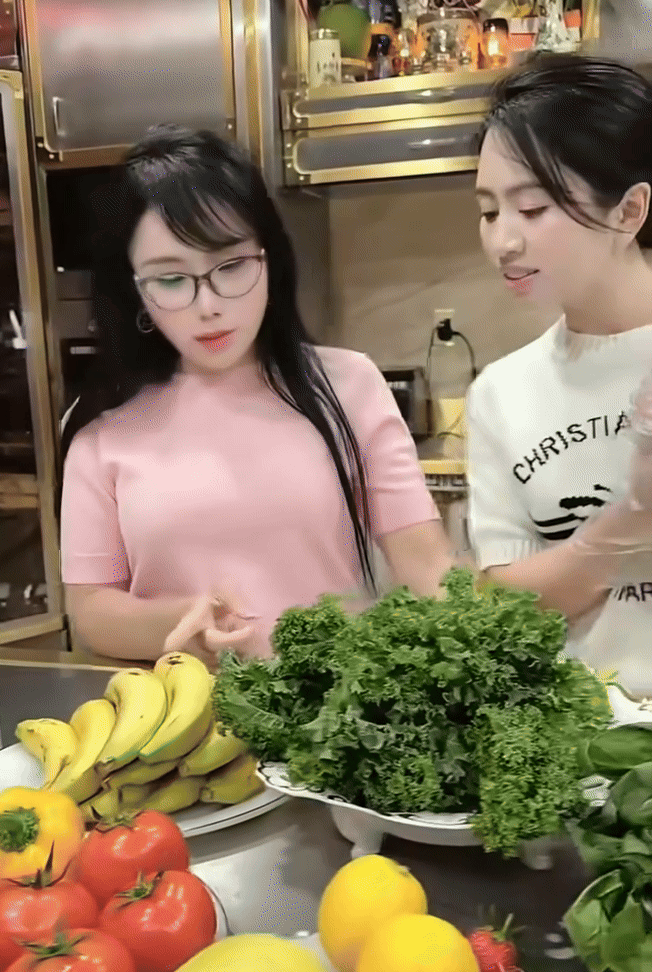 Mailisa đích thân vào bếp hướng dẫn con dâu Mỹ Duyên làm món sinh tố dinh dưỡng.