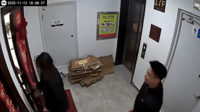 Một nam thanh niên lực lưỡng bước ra giải cứu cô gái khiến kẻ xấu hoảng hốt.