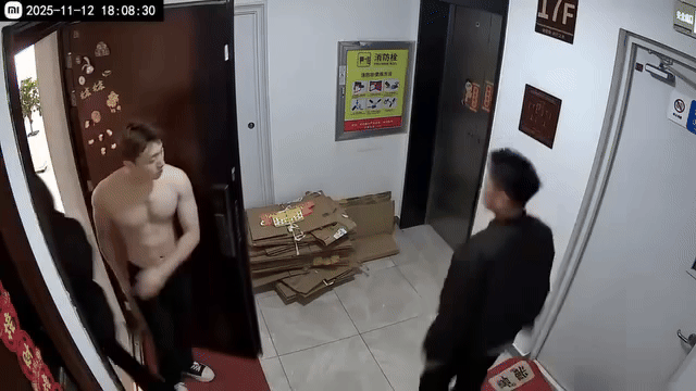 Kẻ xấu giật mình, vội tìm đường bỏ chạy.