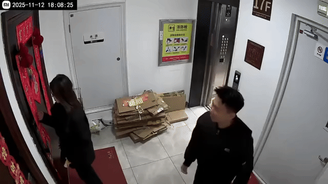 Kẻ này sau đó tiến lại gần cô gái