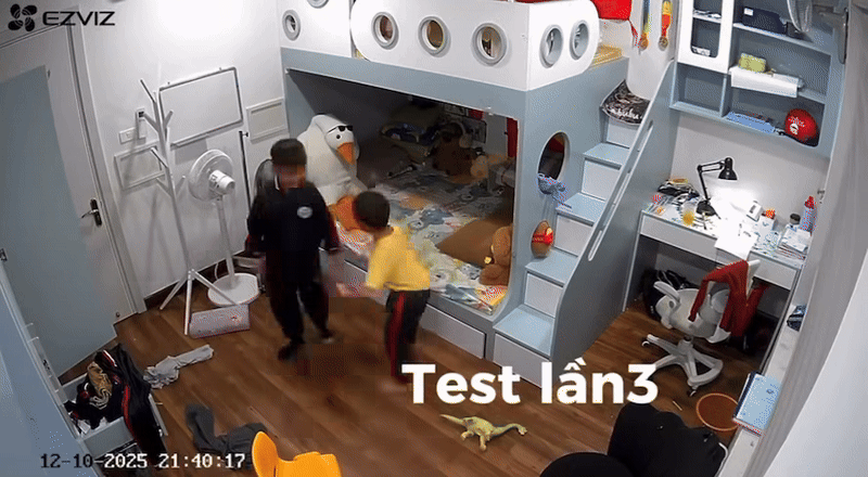 2 anh em sau khi mặc nhiều lớp quần áo dài vào, còn thử dùng cây đánh xem có đau không? Ảnh cắt từ clip