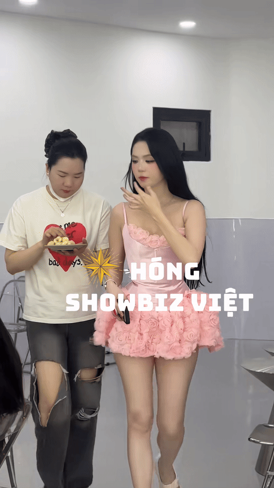 Ngọc Trinh gây chú ý với đôi chân nuột nà, làn da trắng. (Ảnh từ TikTok Hóng Showbiz Việt)