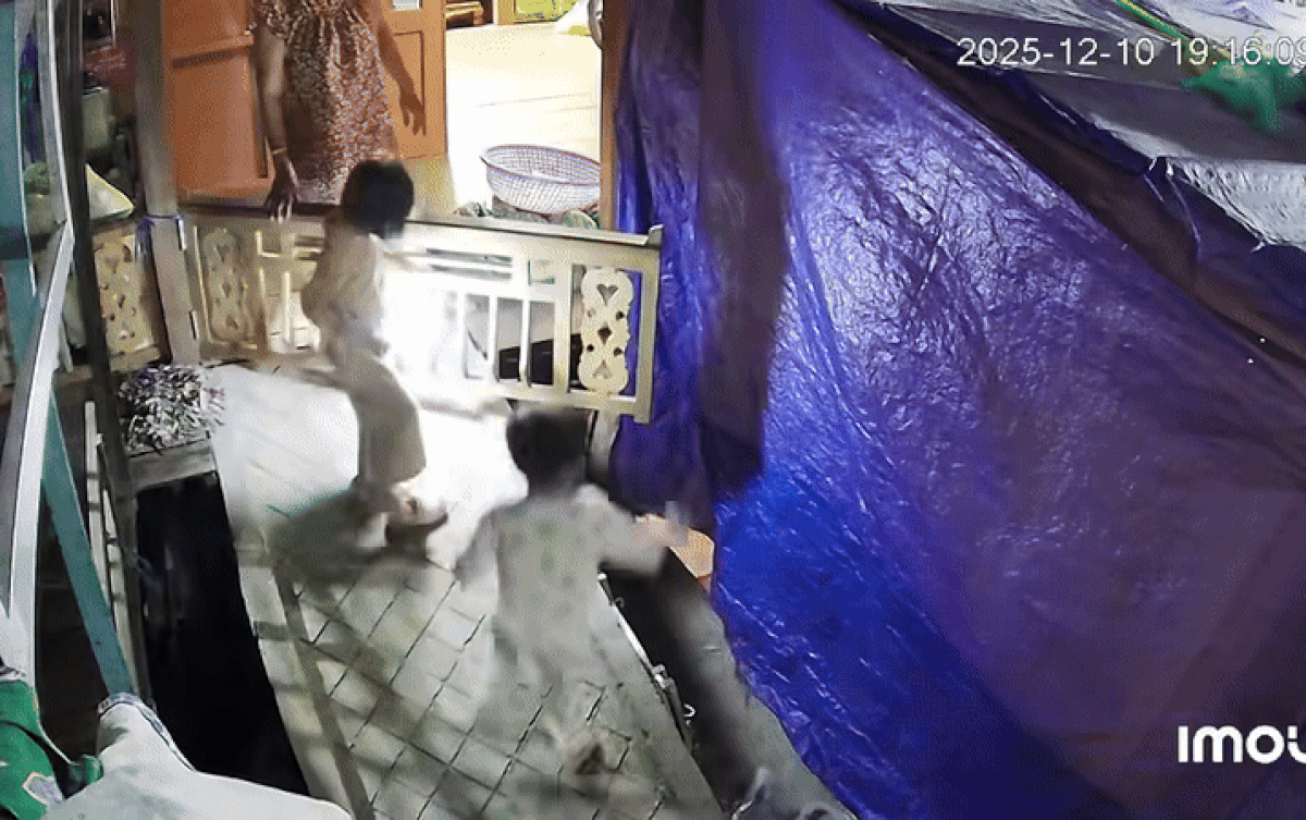 Chiếc cầu thang không có thanh chắn ở 2 bên khiến 'búp măng non' ngã lộn nhào vô cùng nguy hiểm. Ảnh cắt từ clip/Nguồn: Hóng Đường Phố