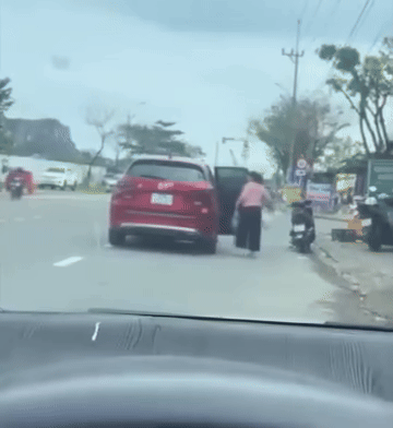 Clip: Chiếc ô tô đậu giữa đường, hành động khó coi của người phụ nữ gây bàn tán Ảnh 1