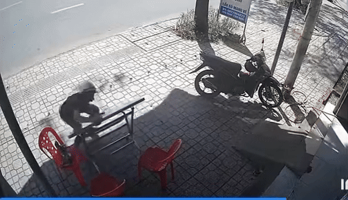 Qua camera an ninh, chủ quán phát hiện 1 nam thanh niên đã khiêng trộm chiếc bàn. Ảnh cắt từ clip