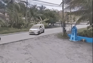 Sau cú tông, nam thanh niên đi xe máy văn xuống con sông ở gần đó nên may mắn giữ được tính mạng.