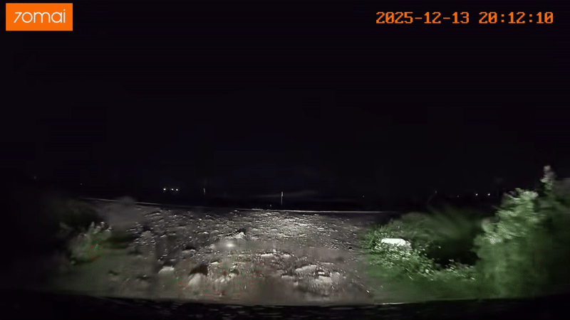 Tài xế chạy xe theo hướng dẫn của ứng dụng chỉ đường.