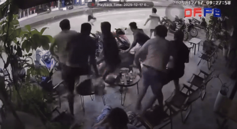 Nghe tiếng hô hoán, những người dân vội chạy đi hỗ trợ