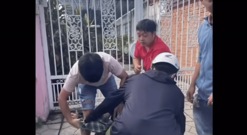 Người dân sau đó khống chế thành công đối tượng cướp tiệm vàng