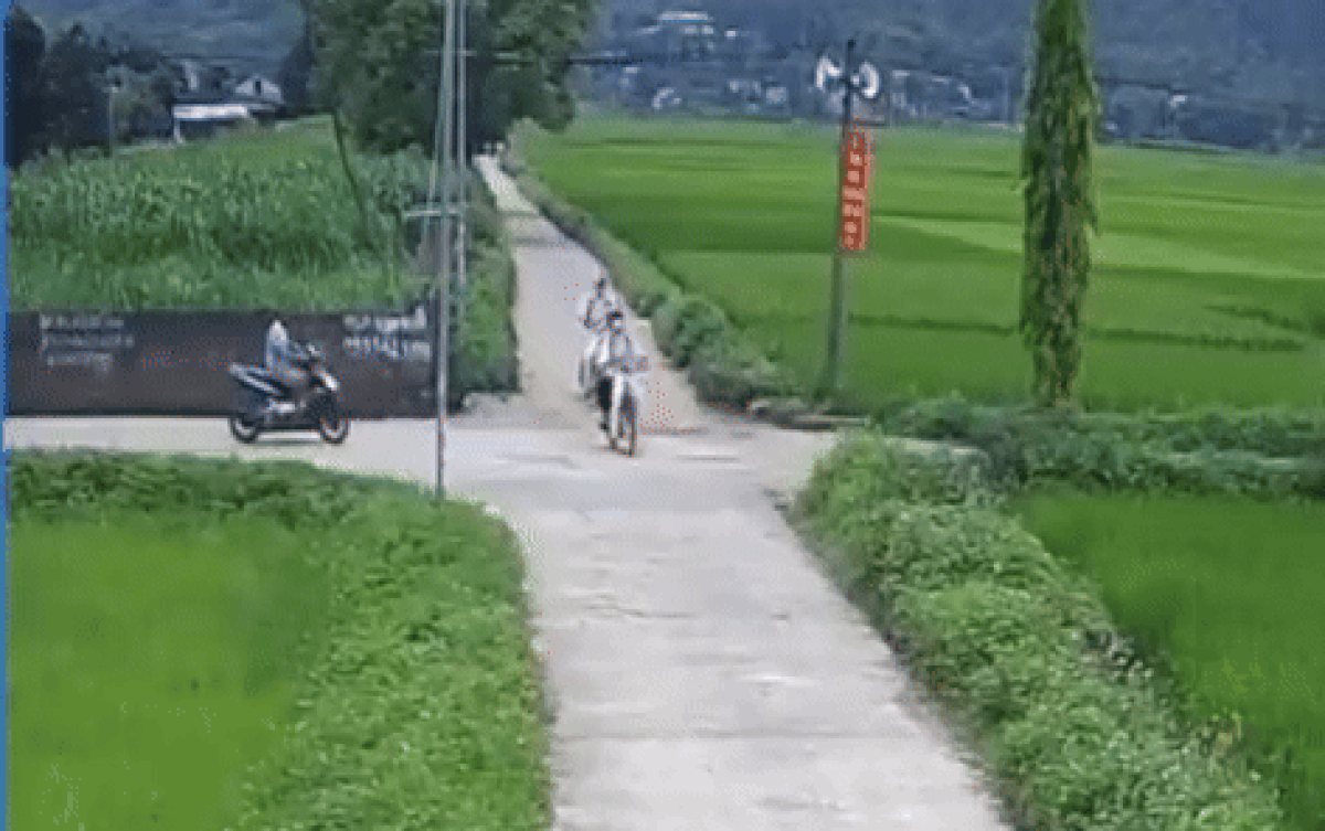 Camera an ninh ghi lại vụ tai nạn giữa nam sinh và người đàn ông đi xe máy.