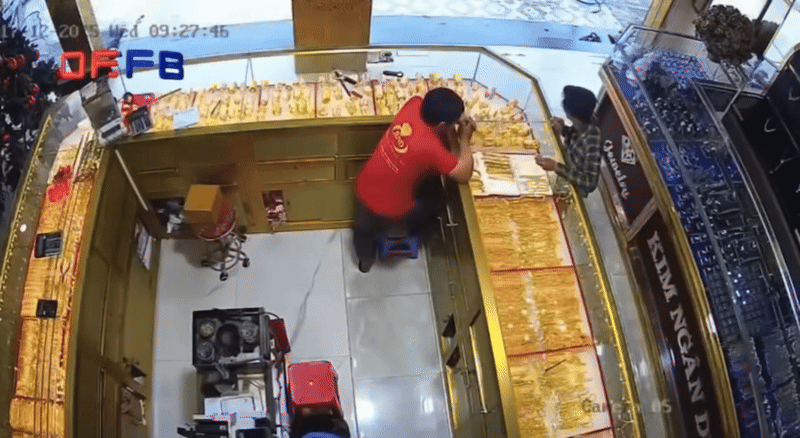 Camera an ninh ghi lại khoảnh khắc nam thanh niên cầm dây chuyền vàng xem thử, sau đó bỏ chạy. Ảnh: Công an phường An Tịnh&nbsp;