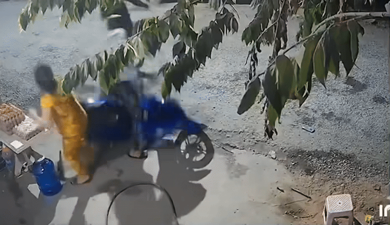 Người phụ nữ kéo ngã xe của 2 thanh niên vừa cướp điện thoại, 2 thanh niên vứt lại cả điện thoại lẫn xe máy rồi bỏ chạy.