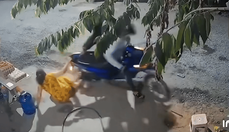 Cướp điện thoại của người phụ nữ, 2 thanh niên nhận cái kết khiến ai cũng hả hê Ảnh 3