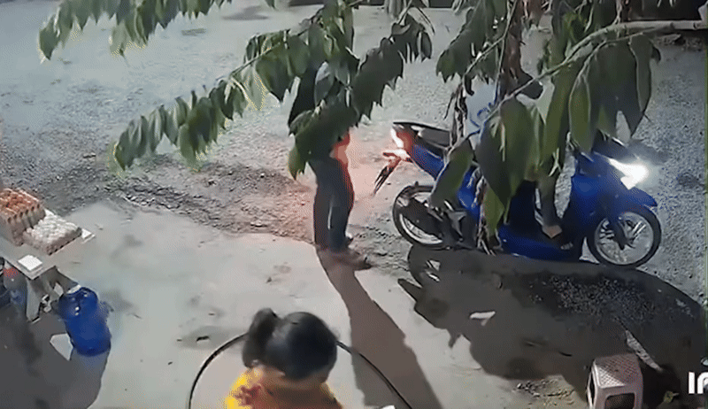 Nam thanh niên nhanh tay giật điện thoại của người phụ nữ