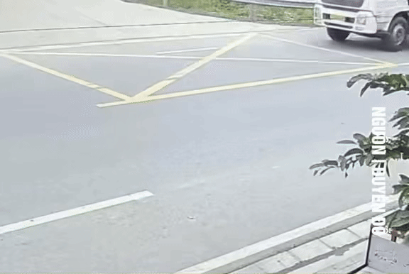 Người đản ông sang đường ẩu suýt gặp tai nạn nghiêm trọng. Ảnh cắt từ clip