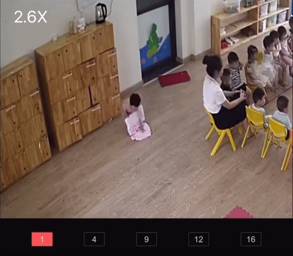 Mặc kệ cả lớp đang chăm chú học hành, bé gái tự lấy chăn gối để đi ngủ, bởi cơn buồn ngủ ập đến bất chợt. Ảnh cắt từ clip