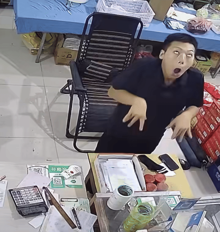 Vừa rời khỏi ghế, nam thanh niên bất ngờ mắt trợn ngược, tay chân co quắp.