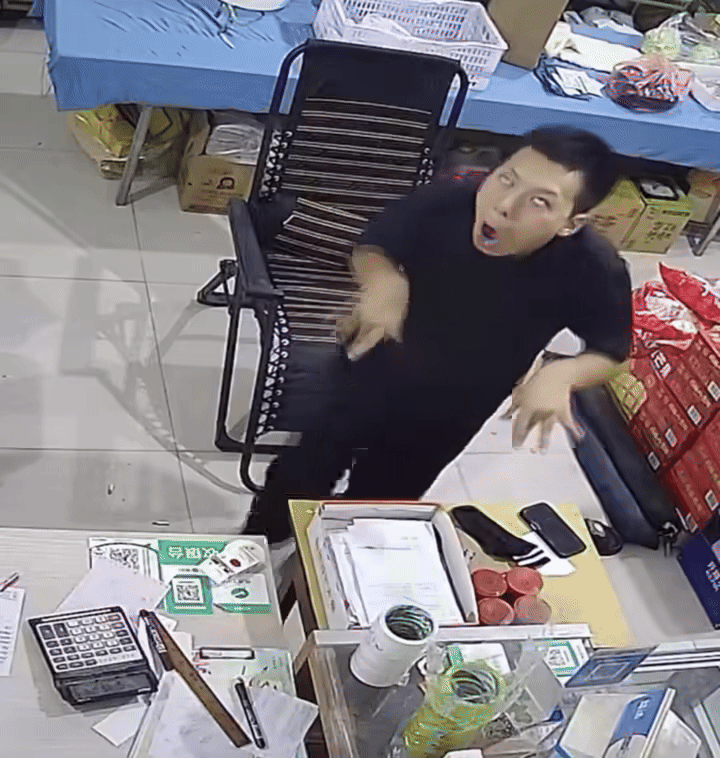 Hoá ra, nam thanh niên đã đạp trúng bẫy chuột.