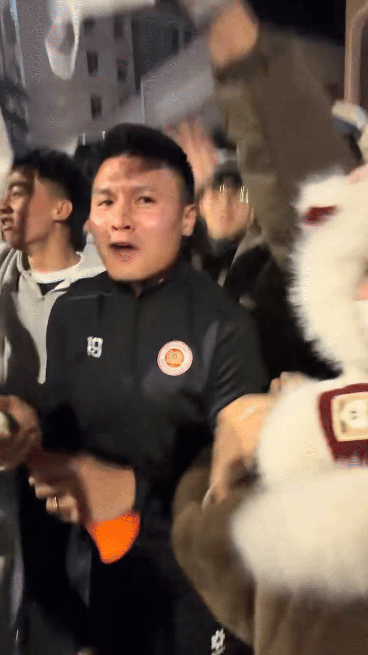 Quang Hải reo hò phấn khích cùng người dân ăn mừng chiến thắng của tuyển Việt Nam