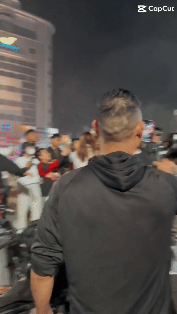 Hoàng Đức lọt thỏm giữa đám đông vây kín anh.