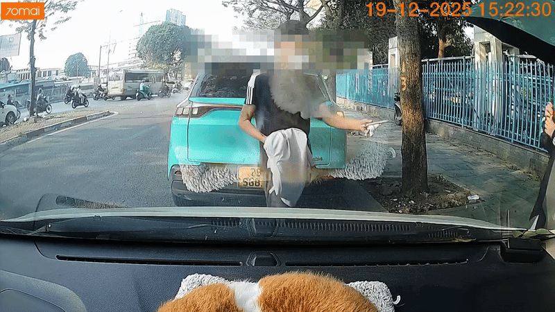 Sau khi bị tài xế ô tô phát hiện, người đàn ông đã trả lại điện thoại cho nữ sinh. Ảnh cắt từ clip