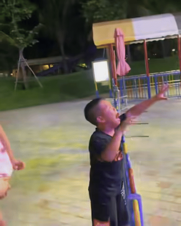 Trong khi 2 em bé khóc ngất thì người mẹ lại cười ngặt nghẽo.