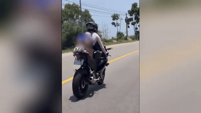 Người phụ nữ lái mô tô khoe tư thế phản cảm. Ảnh cắt từ clip