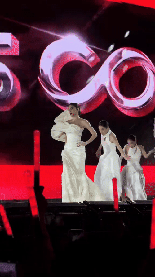 Hồ Ngọc Hà trổ tài catwalk ngay trên sân khấu chung kết cuộc thi hoa hậu quốc tế.