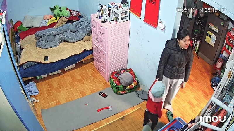 Nghe tiếng mẹ khóc, em bé liền chạy đến hỏi thăm, an ủi mẹ.