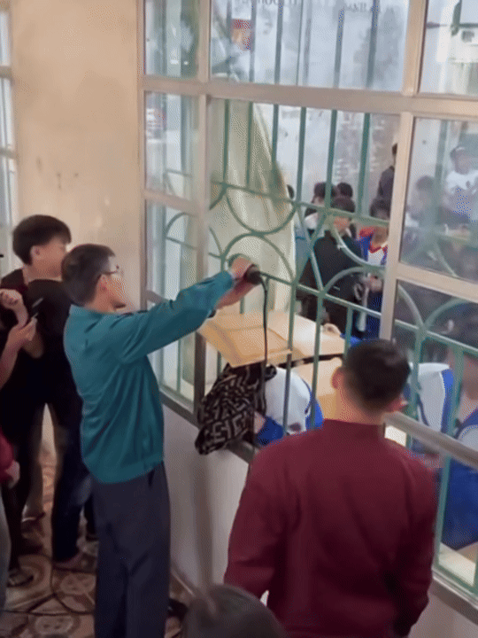 Thầy cô tiến hành giải cứu nữ sinh nghịch ngợm