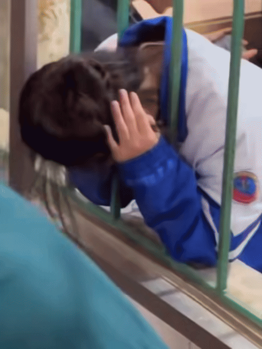 Nữ sinh nghịch ngợm, chui đầu qua ô cửa sổ nhưng lại không chui ra được.