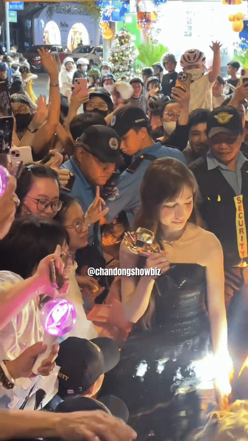 Hòa Minzy gặp sự cố vấp té.