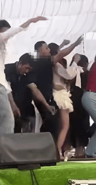 Thanh niên áp sát người cô gái khi nhảy đám cưới. Ảnh cắt từ clip/Nguồn: Hóng Đường Phố