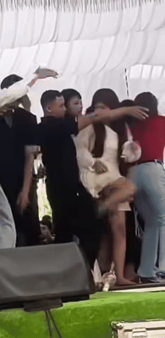 Cô gái tỏ rõ thái độ không hài lòng của mình đối với nam thanh niên. Ảnh cắt từ clip/Nguồn: Hóng Đường Phố