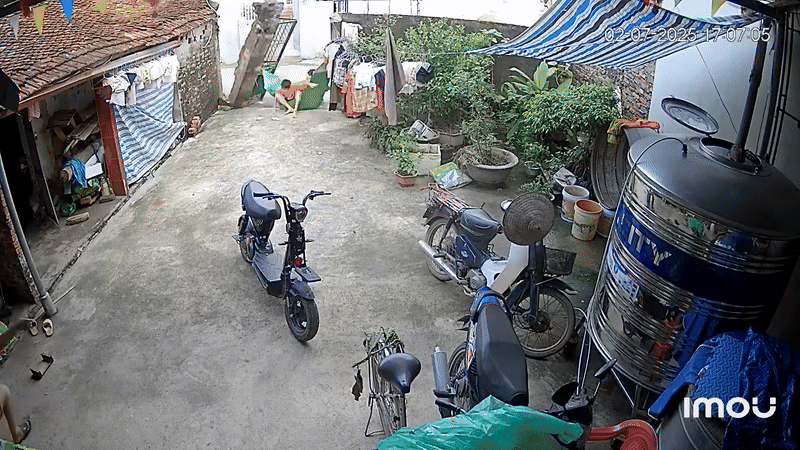 Tình huống nguy hiểm với 3 đứa trẻ khi mắc võng nằm chơi ngoài cổng. Ảnh cắt từ clip