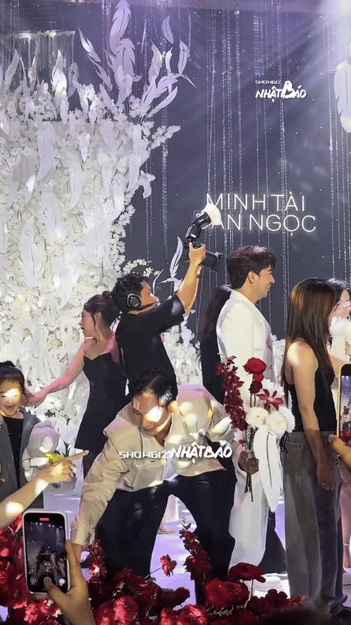 Nam diễn viên hài hước nhặt từng cành hoa sau khi bắt hoa cô dâu ở đám cưới Đoàn Minh Tài. (Ảnh từ TikTok Showbiz Nhật Báo)
