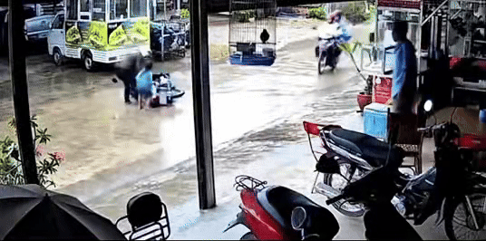 Sau vụ việc, bé trai đã quay lại giúp nam thanh niên dựng xe.