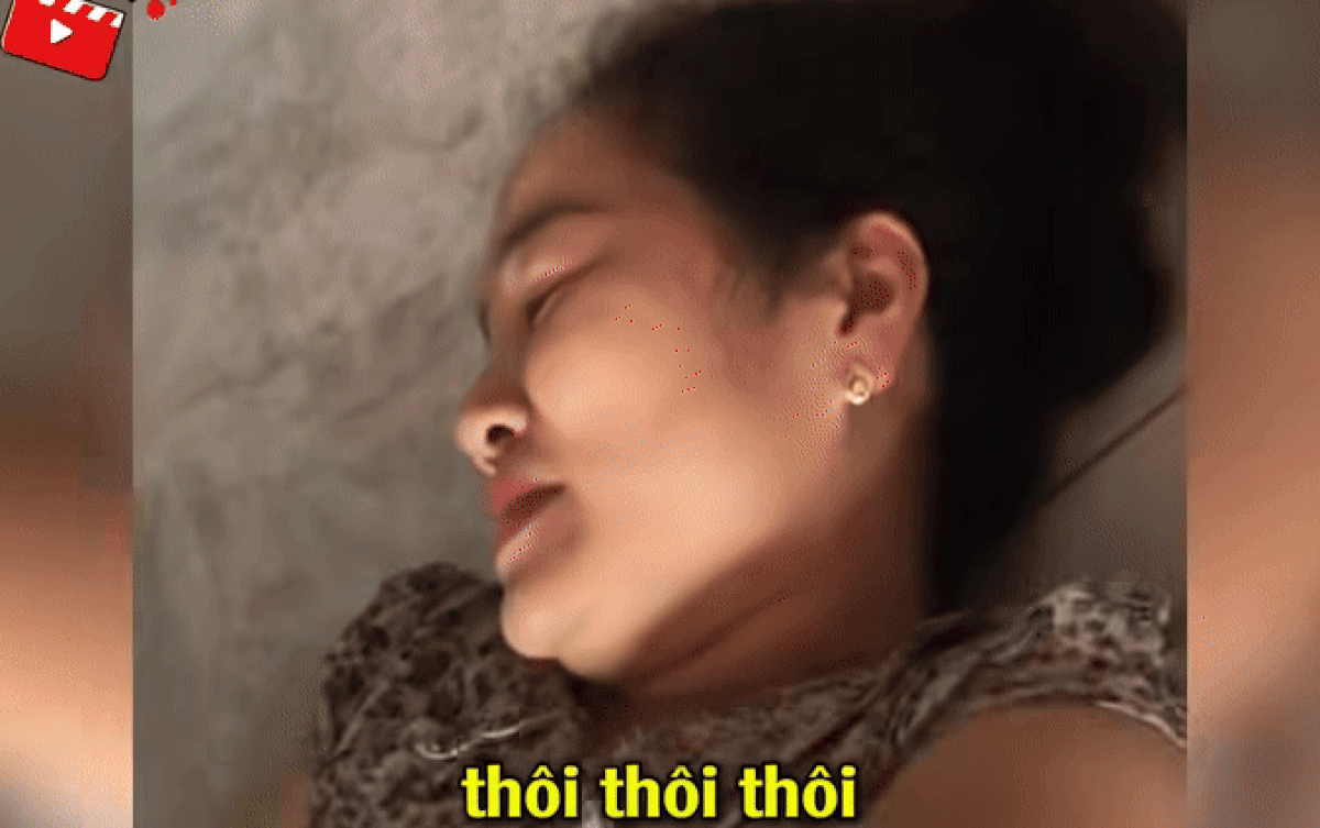 Người mẹ vui sướng khi biết mình sắp có cháu nội.