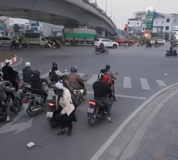 Cô gái xuống xe của bạn trai ban đầu để nhặt túi xách đánh rơi.