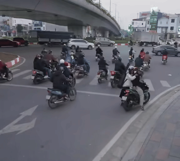 Sau đó, cô gái bất ngờ lên nhầm xe của một thanh niên khác.