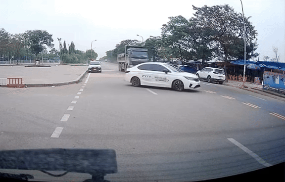 Tình huống giao thông nguy hiểm khiến nhiều người thót tim.