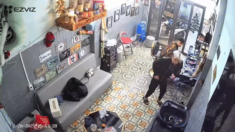 Nam thanh niên đang ngồi đợi cắt tóc, bất ngờ một người khác rơi từ trên trần nhà xuống khiến anh giật mình. Ảnh cắt từ clip