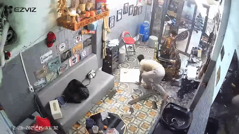 Sau khi rơi xuống, nam thanh niên đã nhanh chóng đứng dậy rồi rời đi. Ảnh cắt từ clip