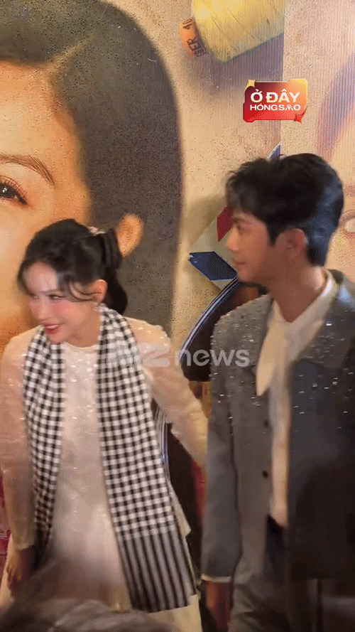 Khả Như công khai kéo tay Huỳnh Phương. (Ảnh từ TikTok Ở đây hóng sao)